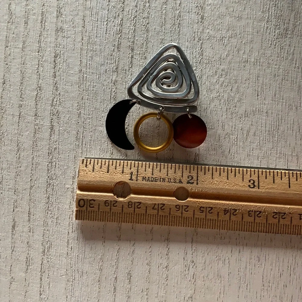 Lapel pin that also holds eyeglasses